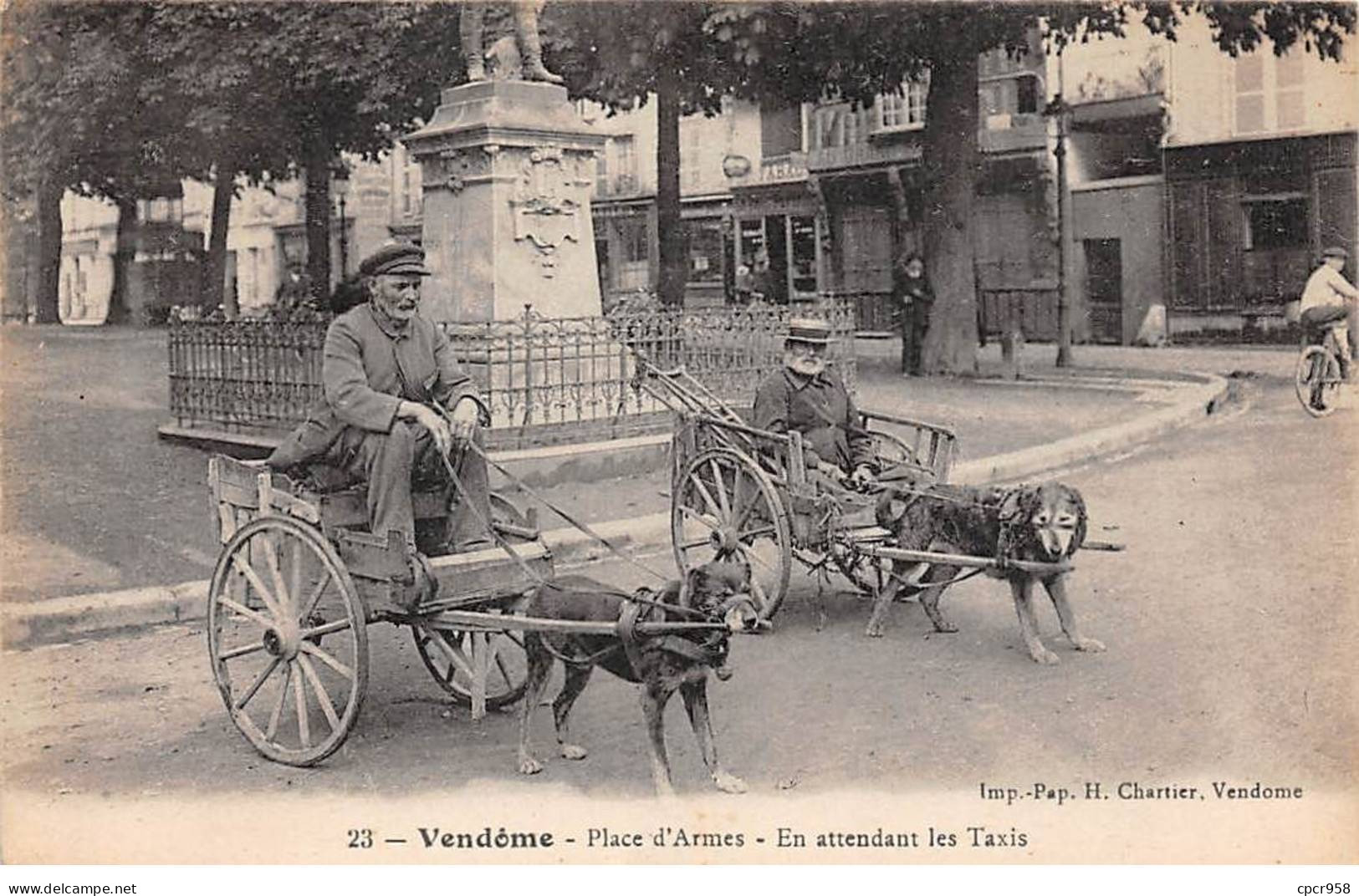 41 - VENDOME - SAN55165 - Place D'Armes - En Attendant Les Taxis - Voiture à Chiens - Vendome