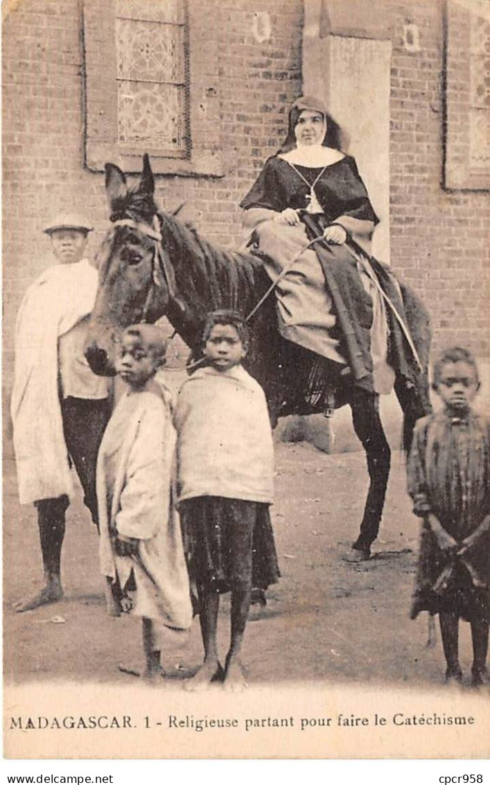 MADAGASCAR - SAN56579 - Religieuse Partant Pour Faire La Catéchisme - Madagascar