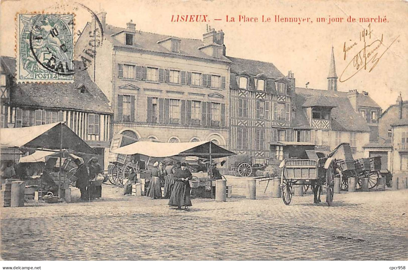 14 - LISIEUX - SAN56818 - La Place Le Hennuyer - Un Joue De Marché - Pli - Lisieux
