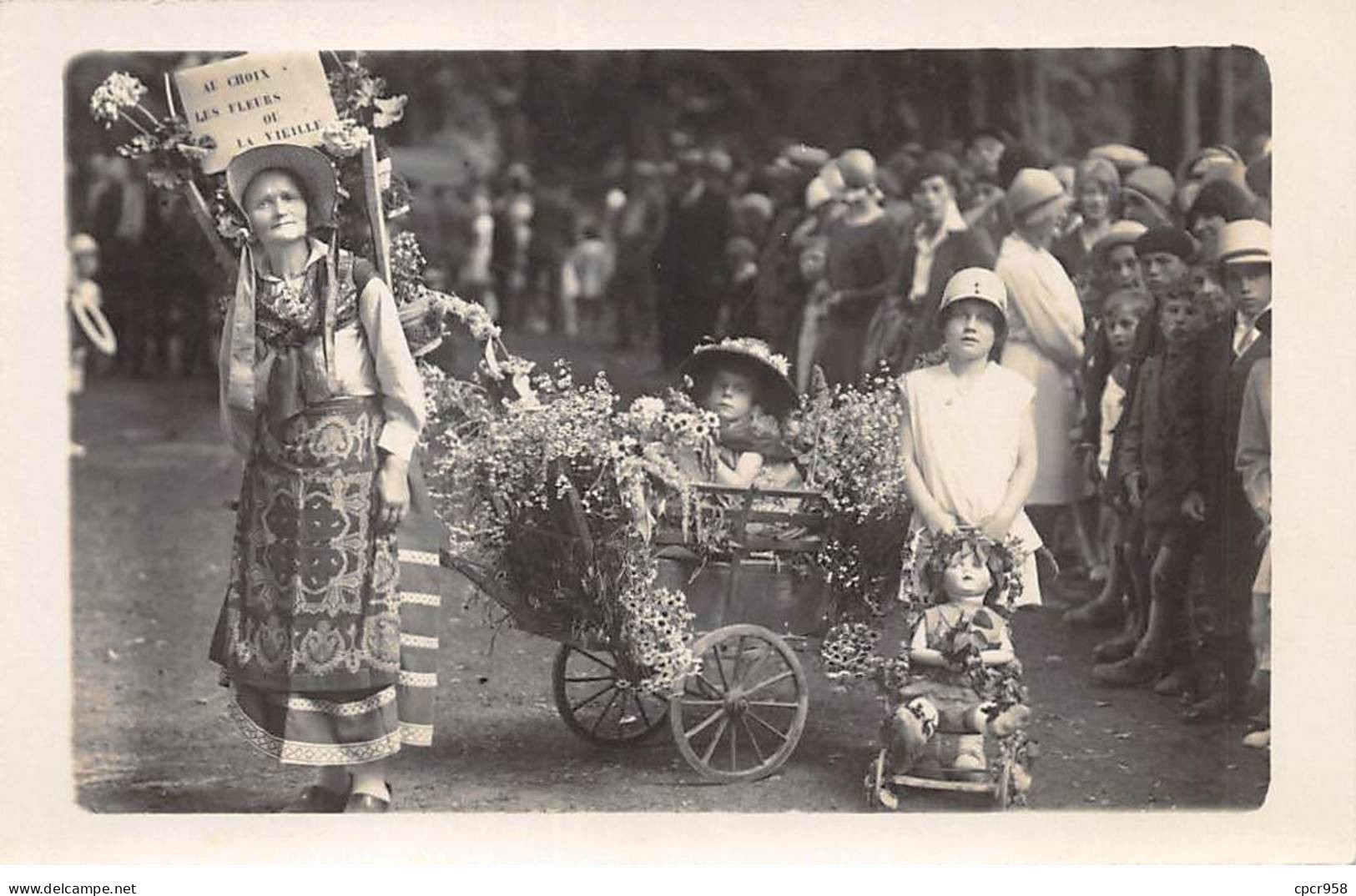 52 - N°84295 - WASSY - Au Choix Les Fleurs Ou La Vieille - Fillette Dans Un Landau Fleuri - Carte Photo - Wassy