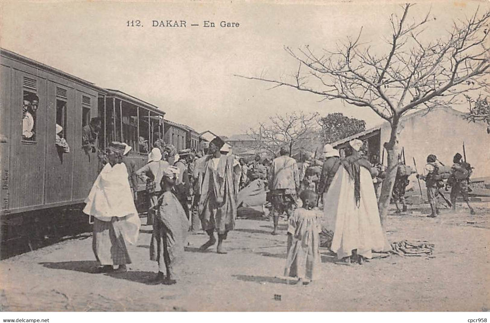 SENEGAL - SAN56368 - Dakar - En Gare - Train - Sénégal