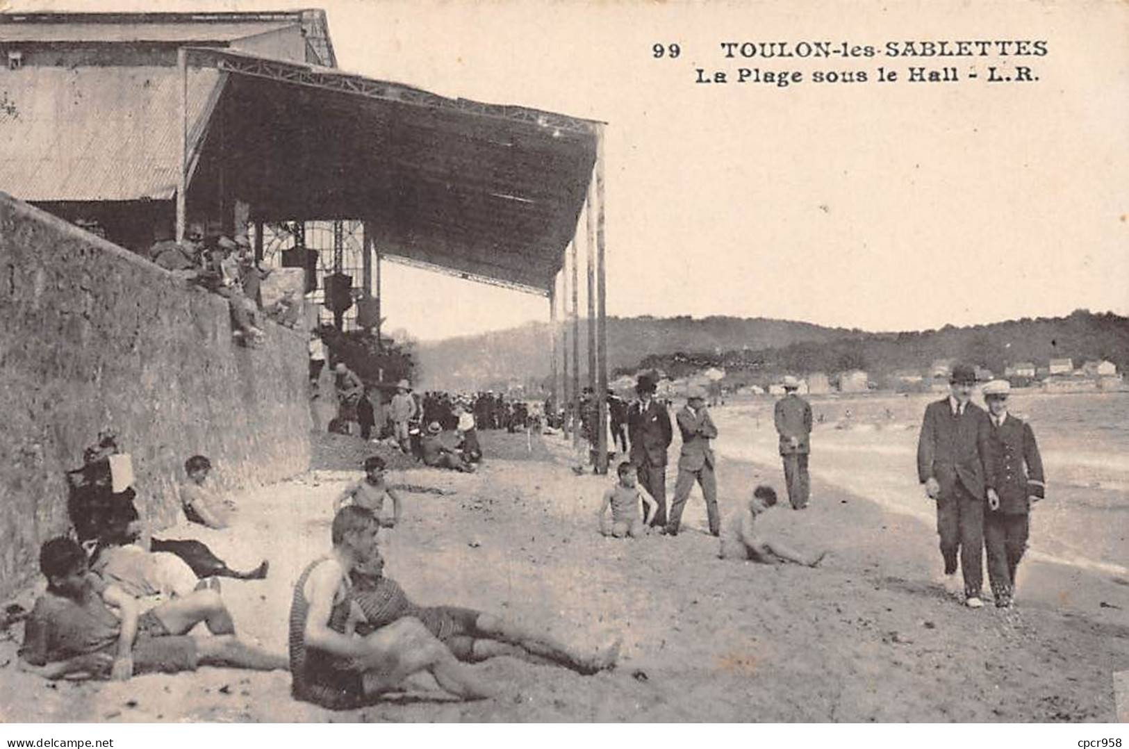 83 - TOULON LES SABLETTES - SAN46921 - L Plage Sous Le Hall - Toulon