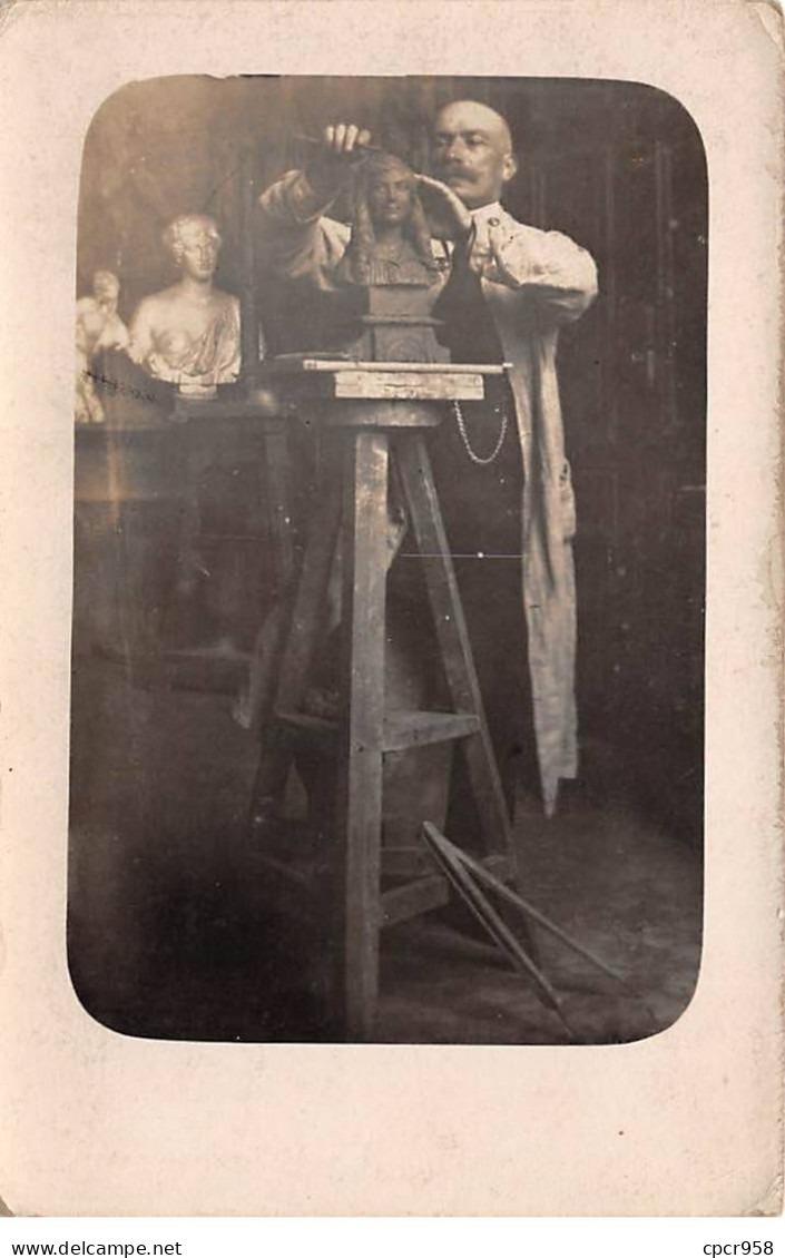 Art - N°84236  - Sculpteur A Identifier Entrain De Travailler Sur Un Buste - Carte Photo - Skulpturen