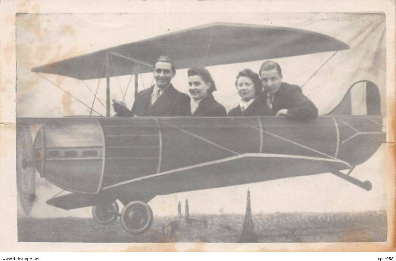 Fantaisies - N°84235  - Couples Dans Un Avion - Montage Suréalite - Carte Photo, Pliée Vendue En L'état - Autres & Non Classés