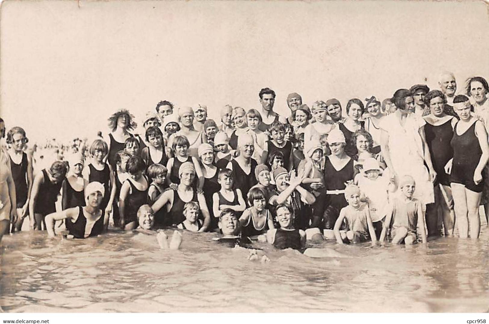 14 - N°84252 - Scène De Plage - Groupe De Personnes Les Pieds Dans L'eau - Carte Photo à Localiser - Other & Unclassified