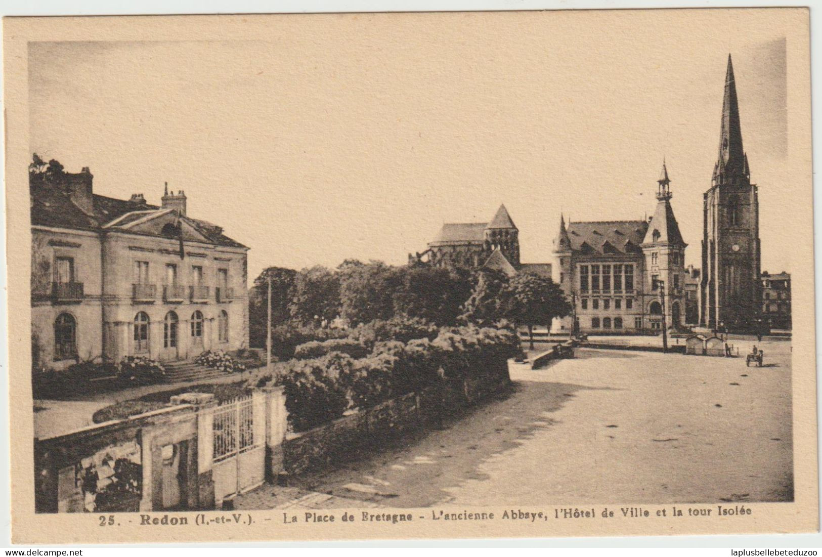 CPA - 35 - REDON - La Place De Bretagne - L'Ancienne Abbaye - L'Hôtel De Ville Et La Tour Isolée - Vers 1930 - Redon