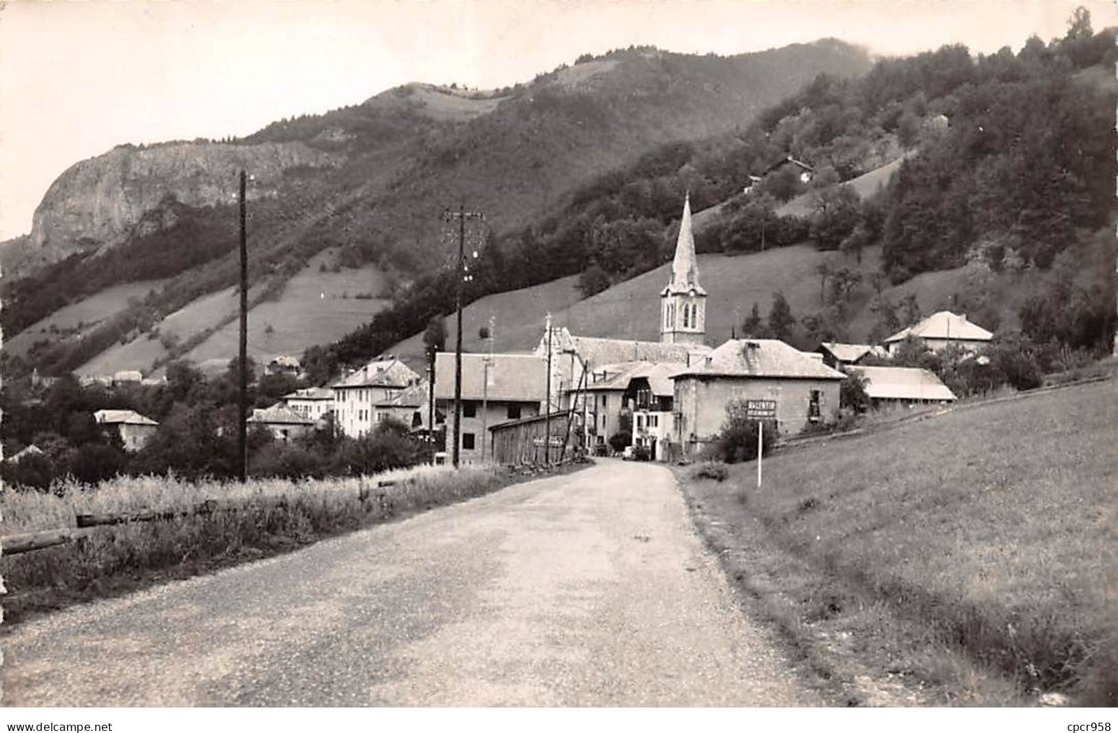 74 - SAINT JEAN D AULPH - SAN54717 - Entrée De La Ville - CPSM 14x9 Cm - Saint-Jean-d'Aulps