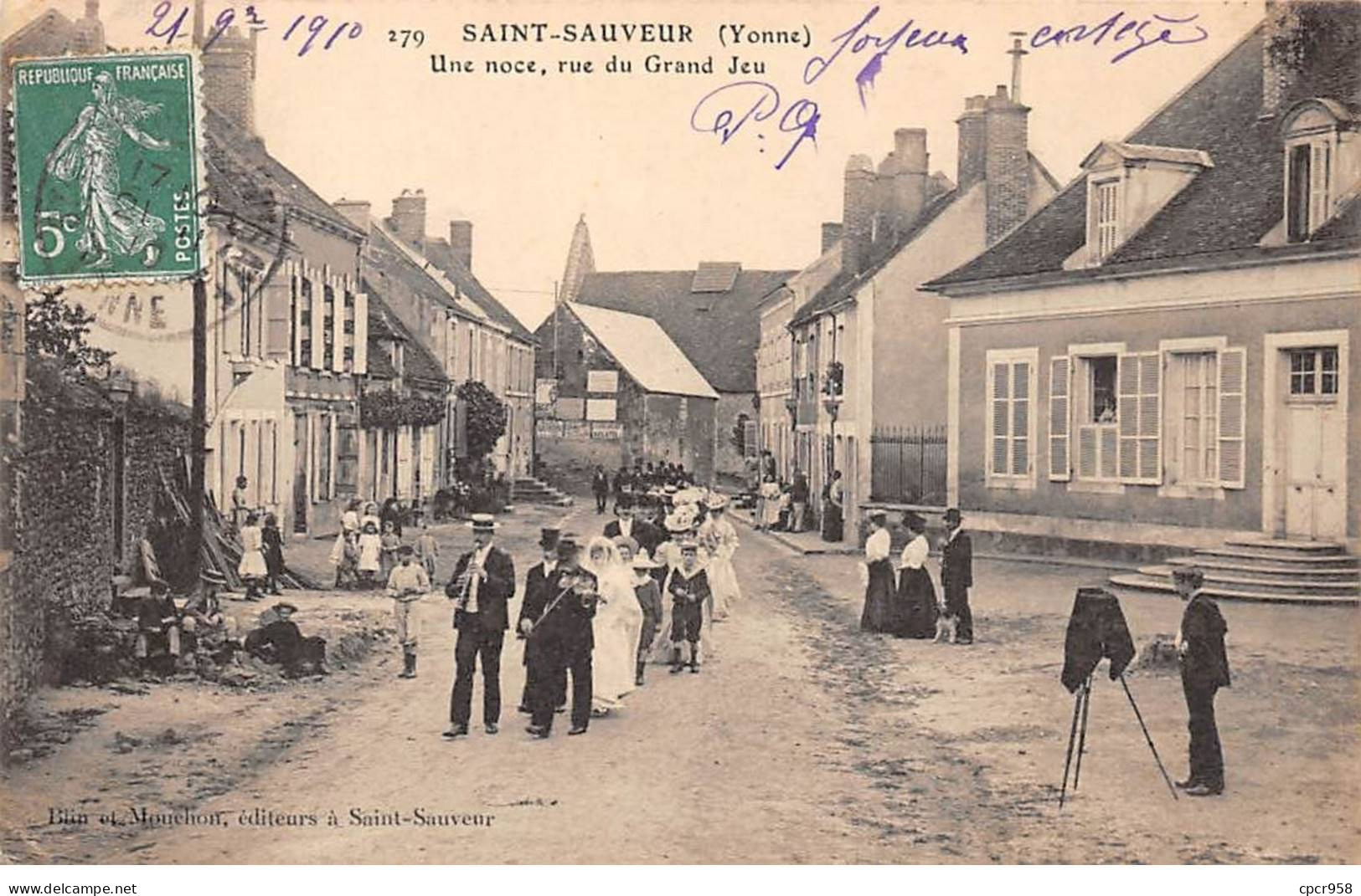 89 - SAINT SAUVEUR - SAN54849 - Une Noce - Rue Du Grand Jeu - Saint Sauveur En Puisaye