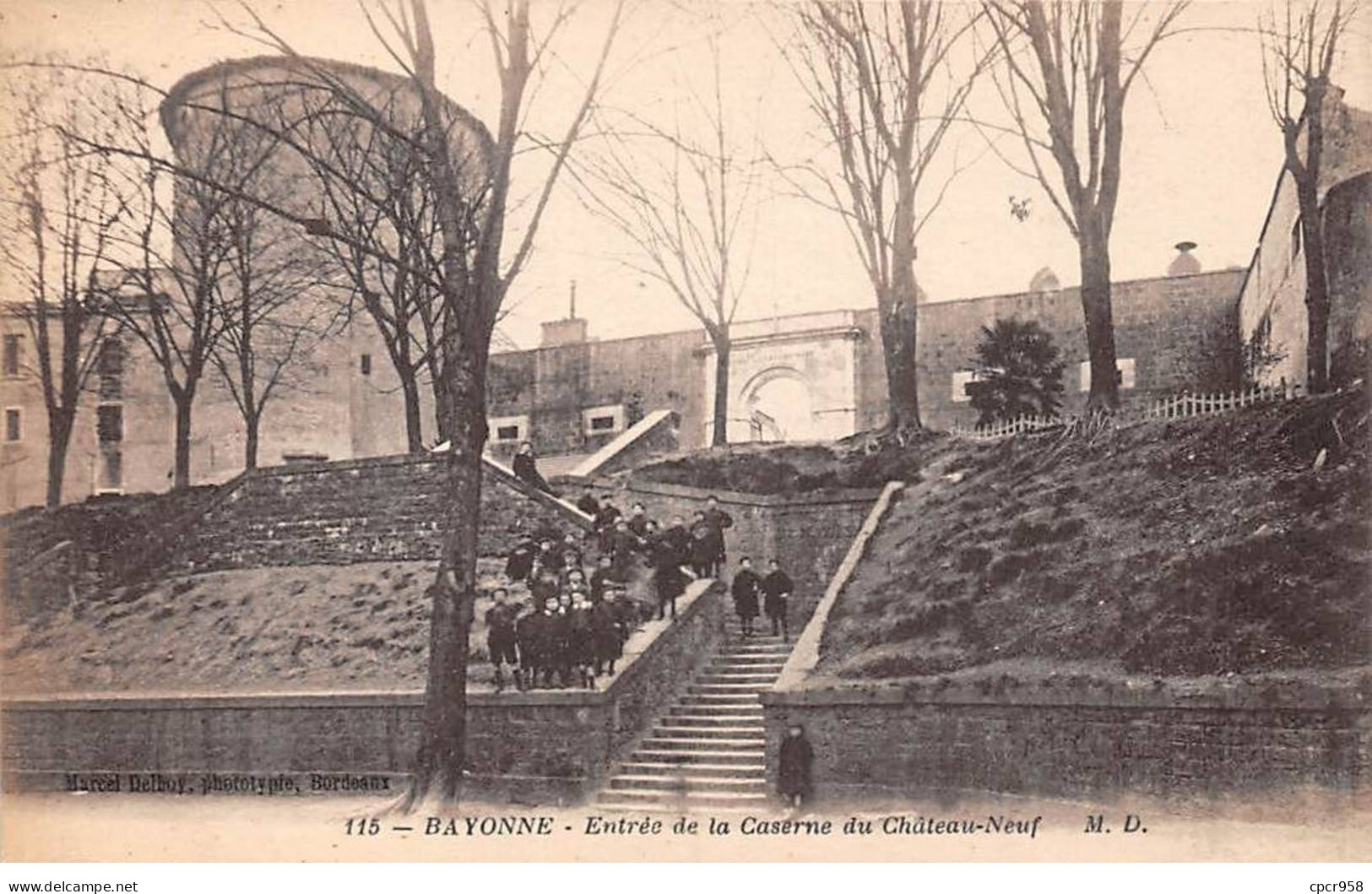 64 - BAYONNE - SAN46595 - Entrée De La Caserne Du Château Neuf - Bayonne