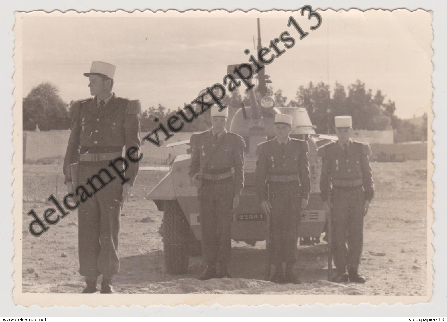 Photo Originale C.1960 Légionnaires Devant Un Char Blindé Algérie Période Guerre - 11,5x8  Cm Légion étrangère - Oorlog, Militair