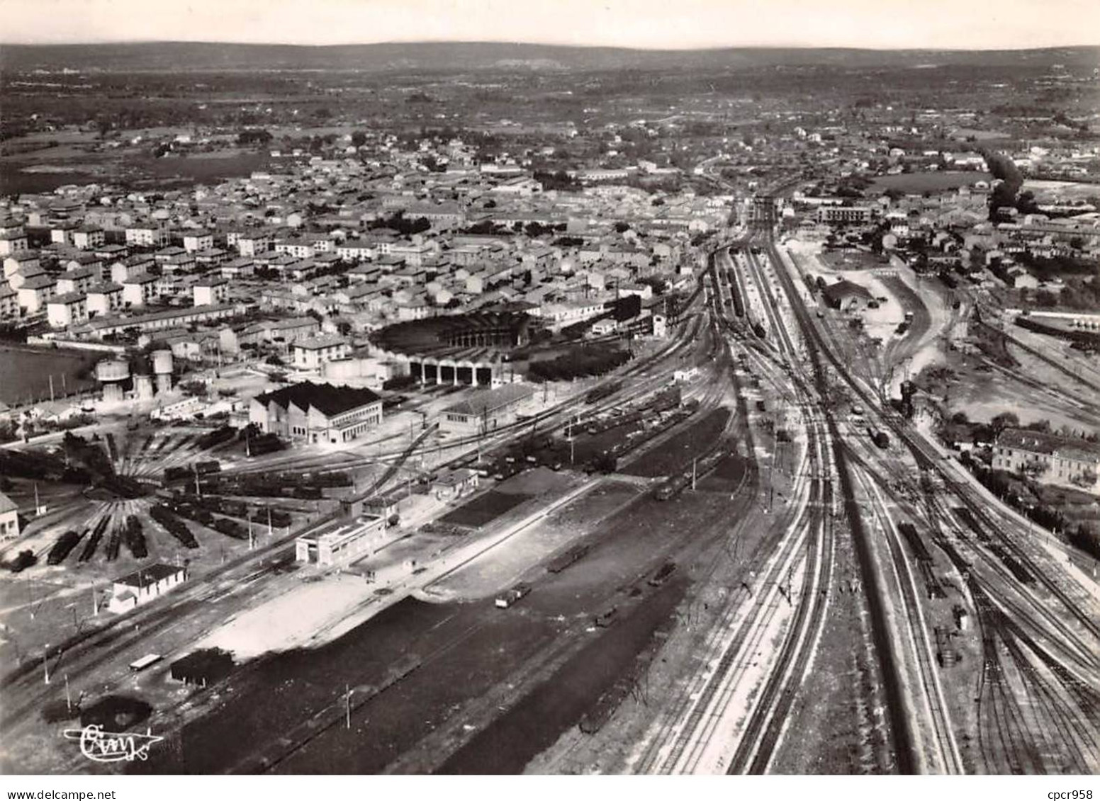 13 . N° Kri10198 . Miramas. Vue Aerienne Sur La Gare De Triage  . N°23840 A. Edition Combier  . Cpsm 10X15 Cm . - Altri & Non Classificati