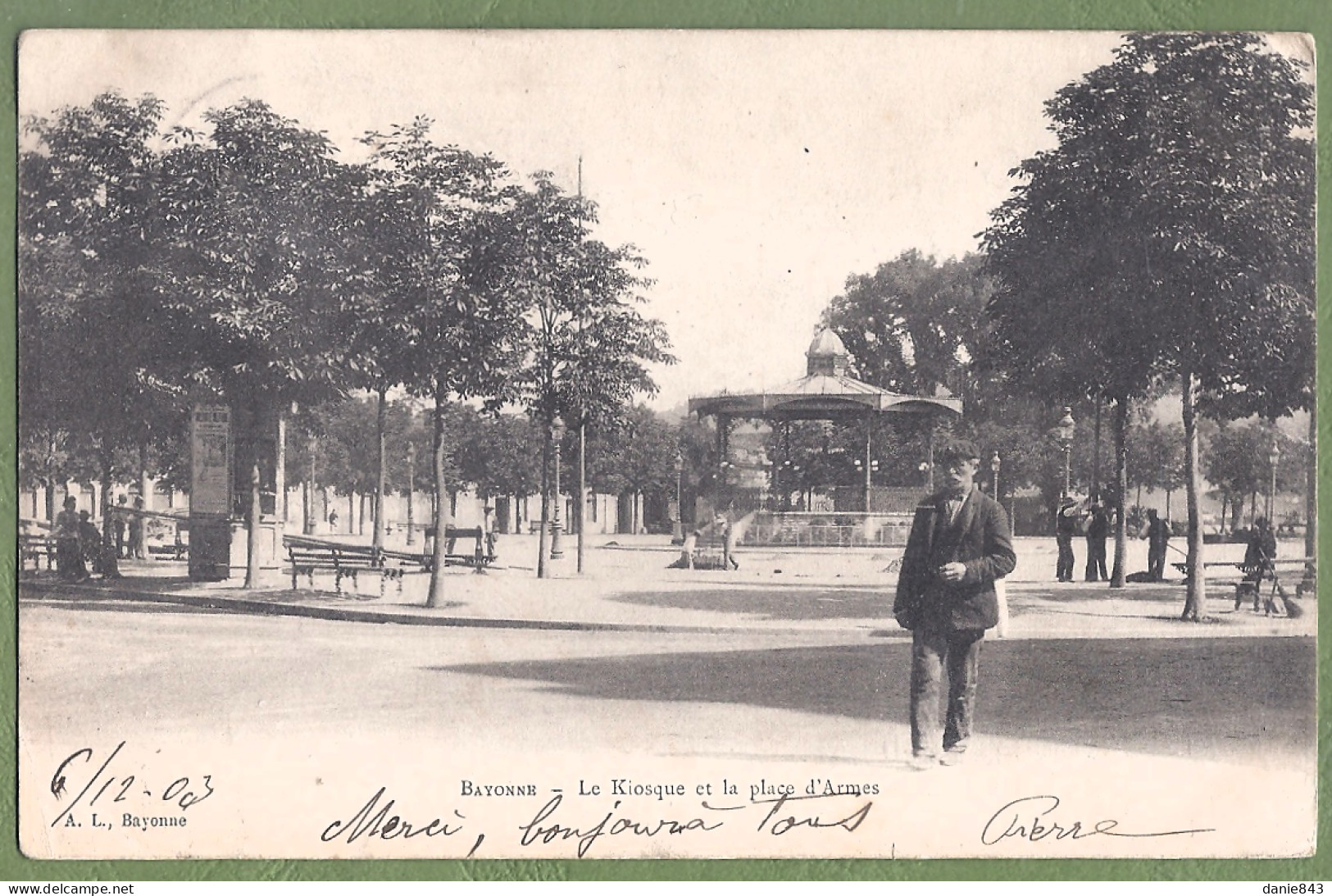 CPA Dos Précurseur - PYRÉNÉES ATLANTIQUES - BAYONNE - LE KIOSQUE ET LA PLACE D'ARMES - Animation - Bayonne