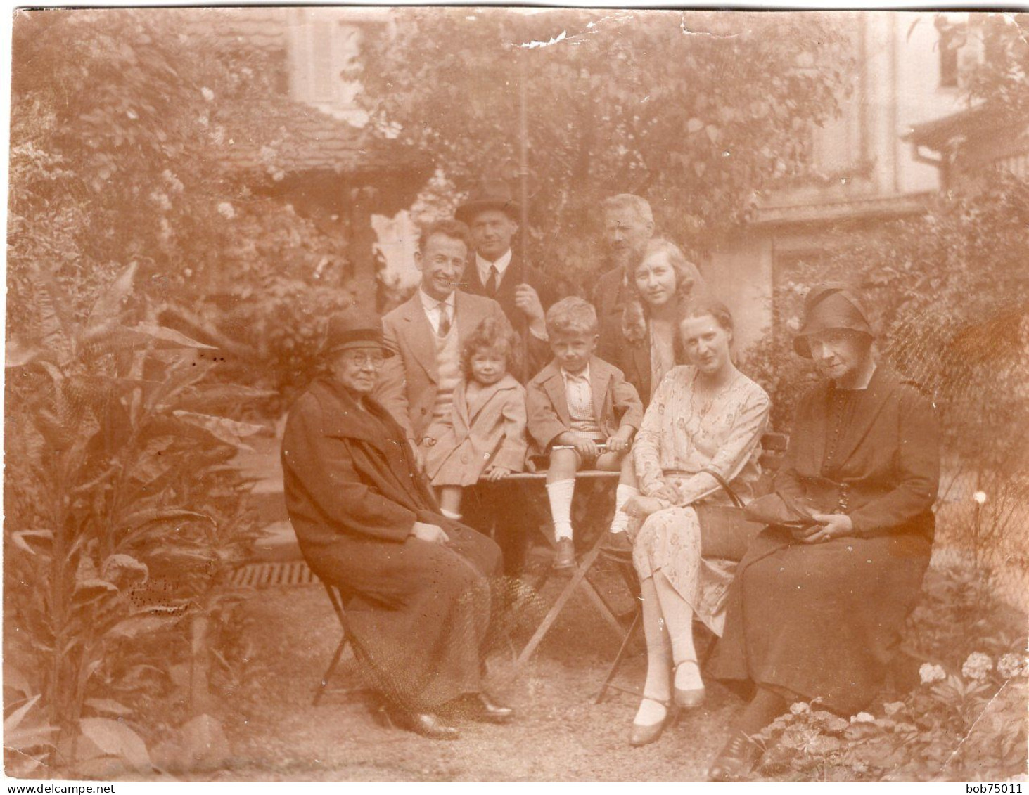 Grande Photo D'une Famille élégante Posant Dans Leurs Jardin Vers 1930 - Anonieme Personen