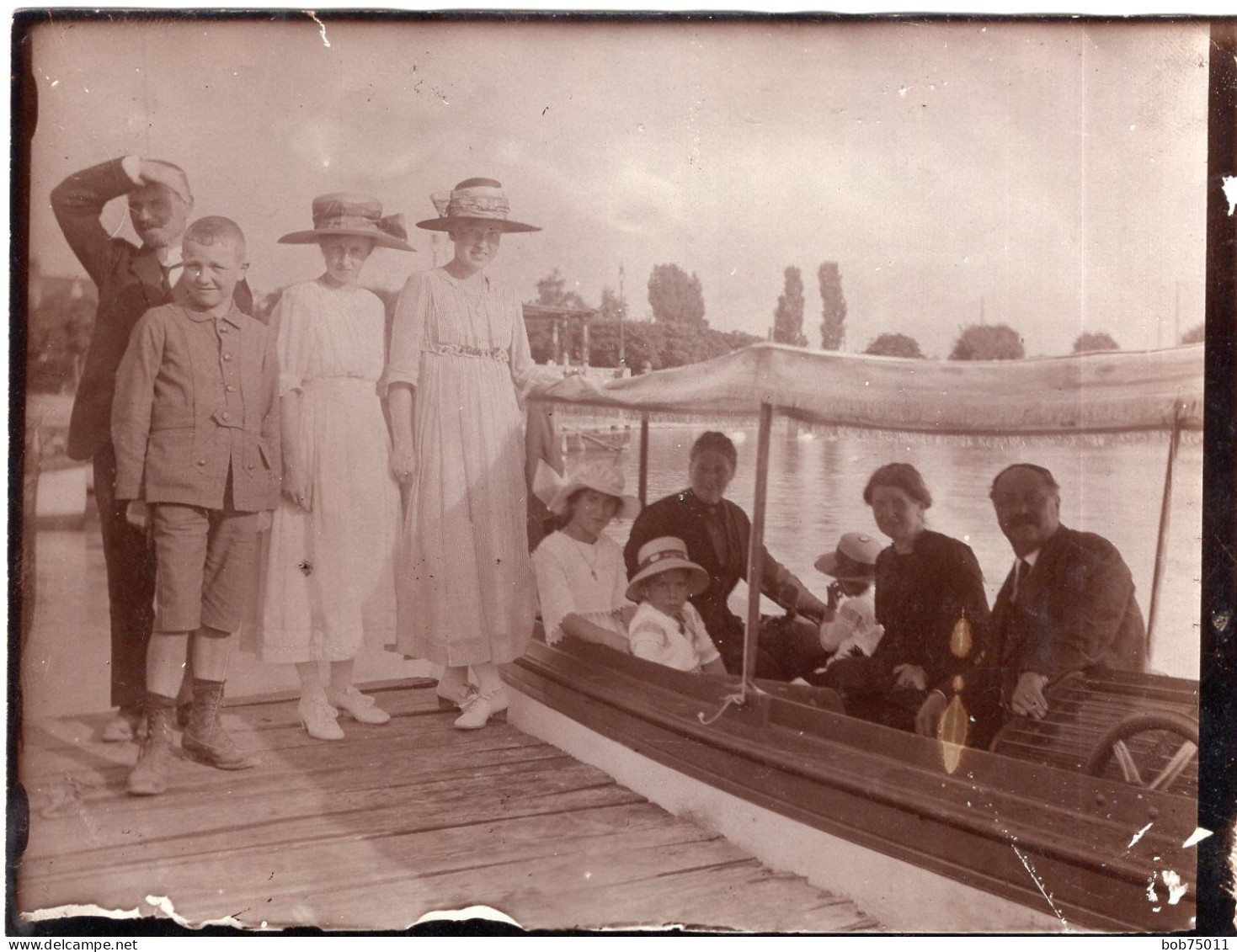 Grande Photo D'une Famille Montant Dans Une Barque Pour Une Escursion Sur Une Rivière Vers 1905 - Anonieme Personen