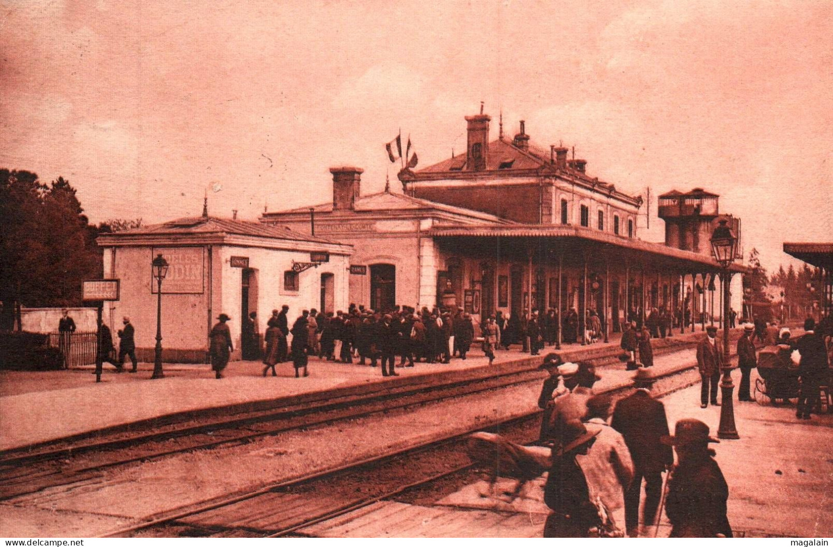 Fontenay Le Comte : Intérieur De La Gare - Fontenay Le Comte