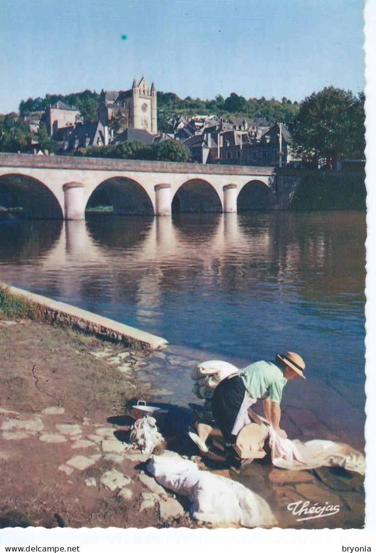 CPSM- 24 - TERRASSON -Le Pont Neuf Sur La Vézère - Lavoir Animé -  TBE - - Terrasson-la-Villedieu