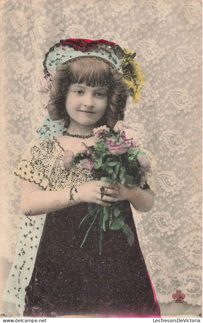 FANTAISIES - Une Petite Fille Tenant Un Bouquet De Fleurs - Colorisé - Animé - Carte Postale Ancienne - Autres & Non Classés