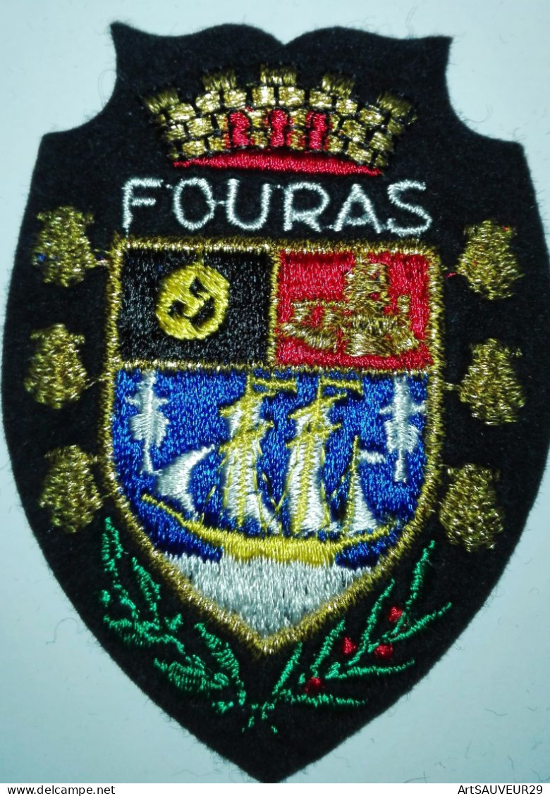 ECUSSON  BLASON TISSU  FOURAS CHARENTES MARITIME    (17) - Scudetti In Tela