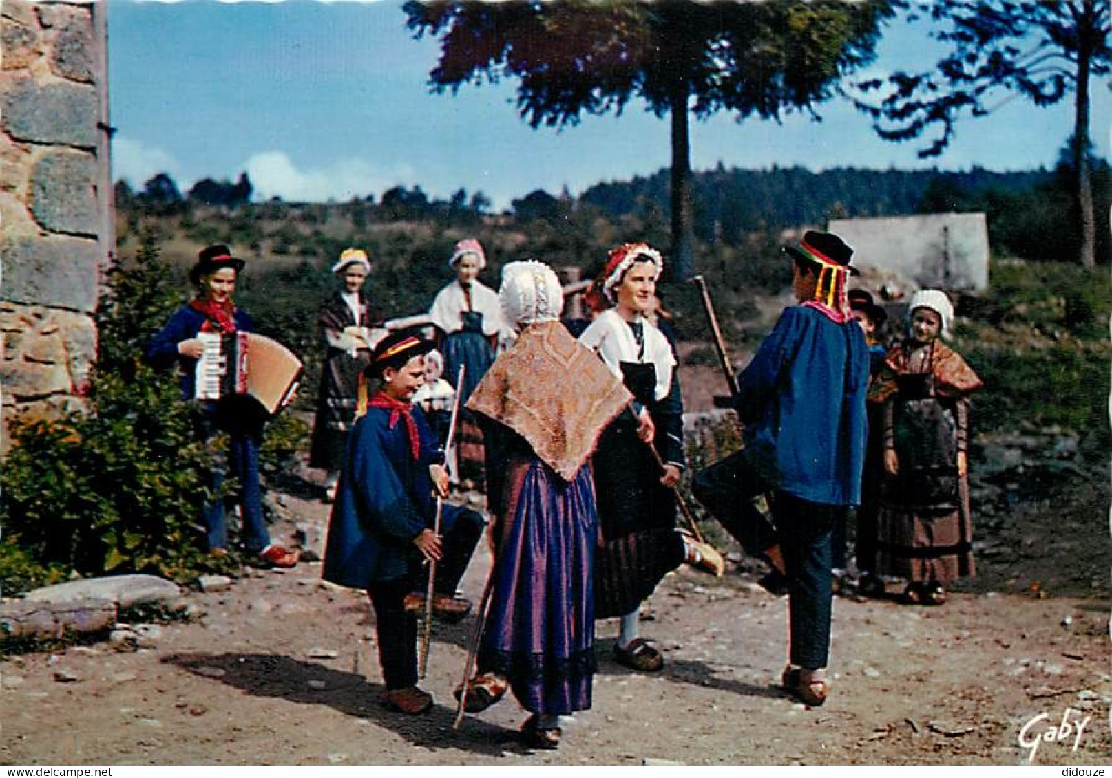 Folklore - Auvergne - La Gaité Savinoise - Groupe Scolaire De Saint Amant Roche Savigne - La Sabotière ( Danse Des Bâton - Trachten