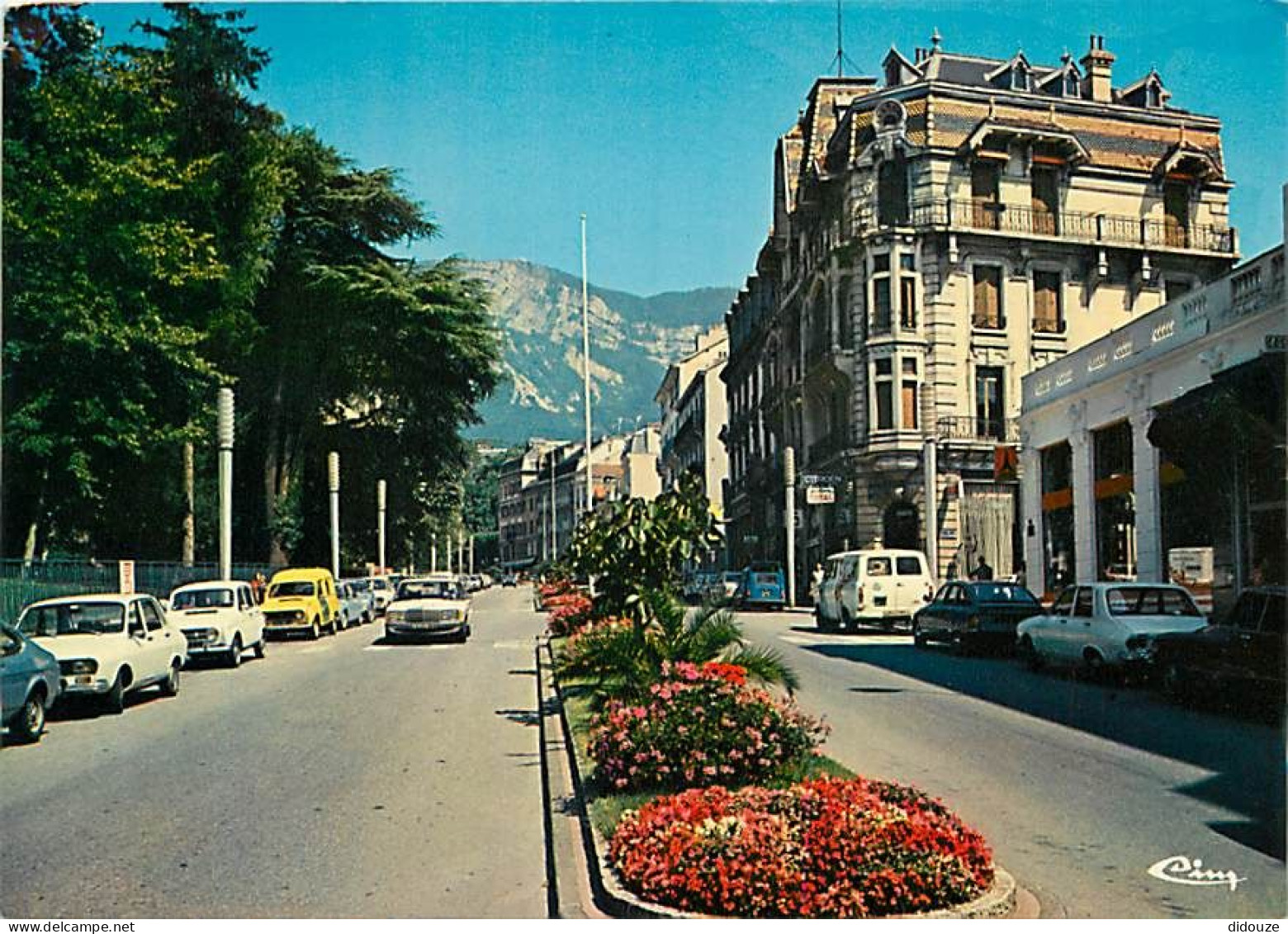 Automobiles - Aix Les Bains - Avenue Charles-de-Gaulle - Au Fond, Le Revard - Fleurs - CPM - Carte Neuve - Voir Scans Re - Voitures De Tourisme