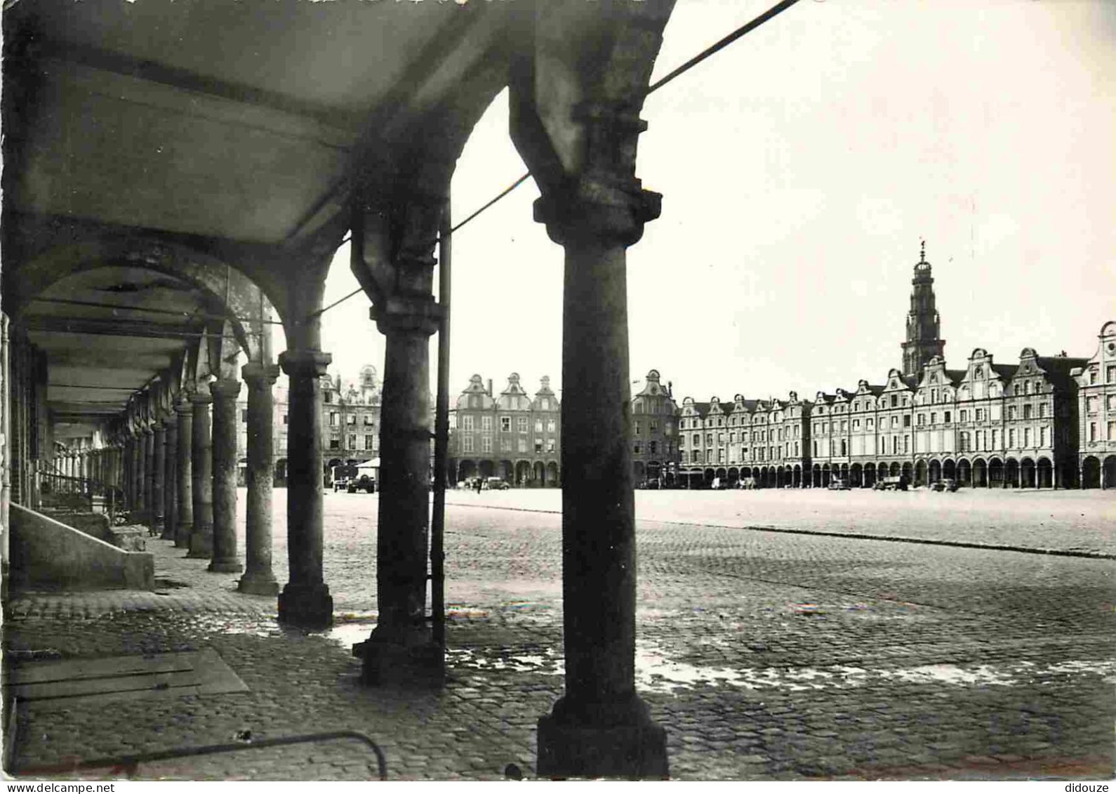 62 - Arras - La Grande Place Et Les Arcades - Carte Dentelée - CPSM Grand Format - Voir Scans Recto-Verso - Arras