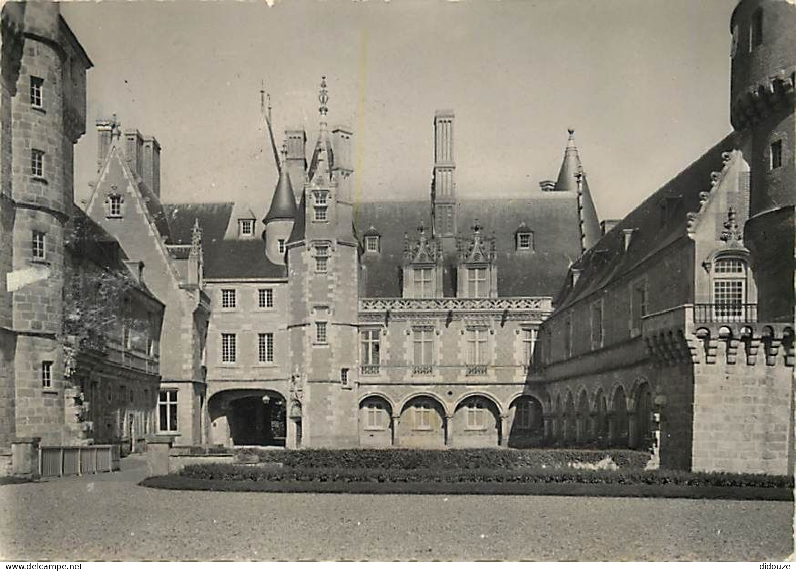 28 - Maintenon - Le Château - La Cour D'Honneur - Carte Dentelée - CPSM Grand Format - Voir Scans Recto-Verso - Maintenon