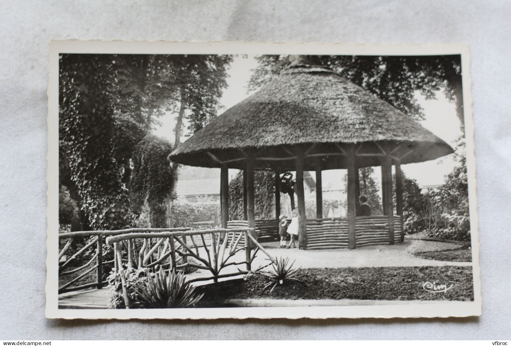 Cpsm, Louviers, Un Joli Coin Des Jardins, Eure 27 - Louviers