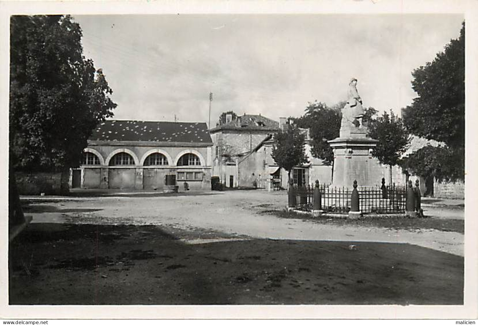 - Dpts Div.-ref-BN244- Charente - Chazelles - La Place Et Le Monument Aux Morts - - Sonstige & Ohne Zuordnung