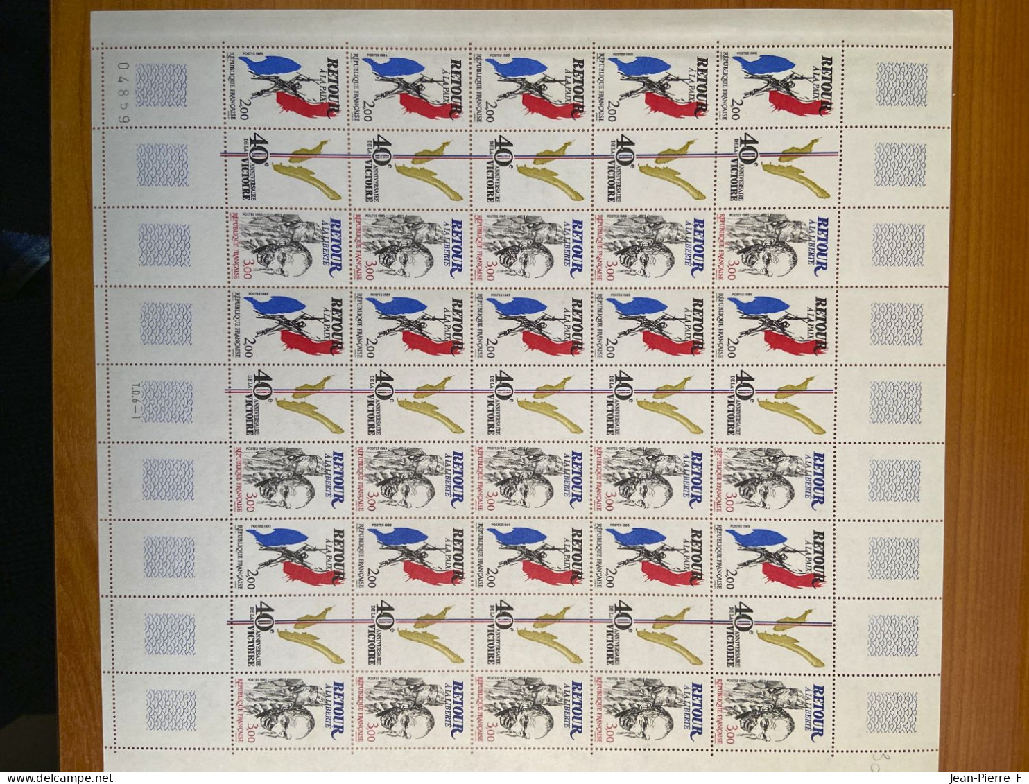 Lot de 17 feuilles / planches entières de timbres