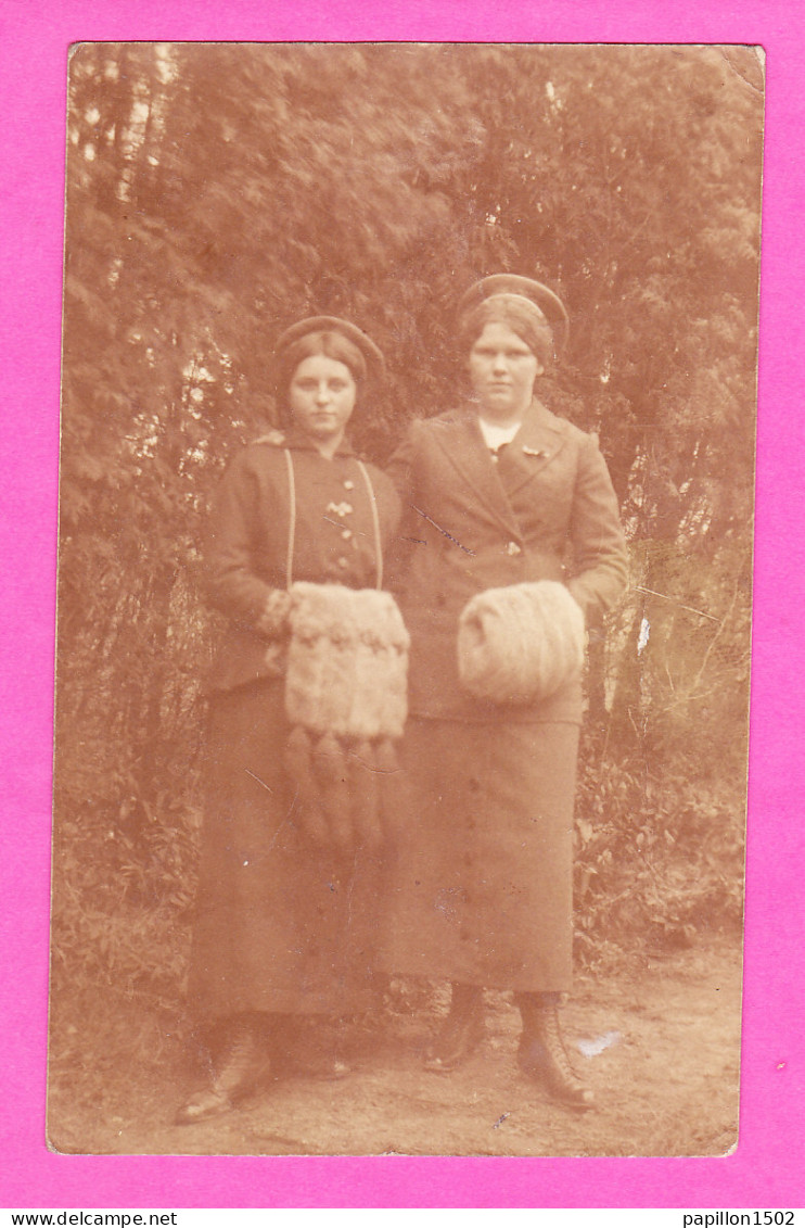 Carte Photo-58P62  à Identifier, 2 Jeunes Femmes Avec Manchons De Fourrure, Cpa Allemande - A Identificar