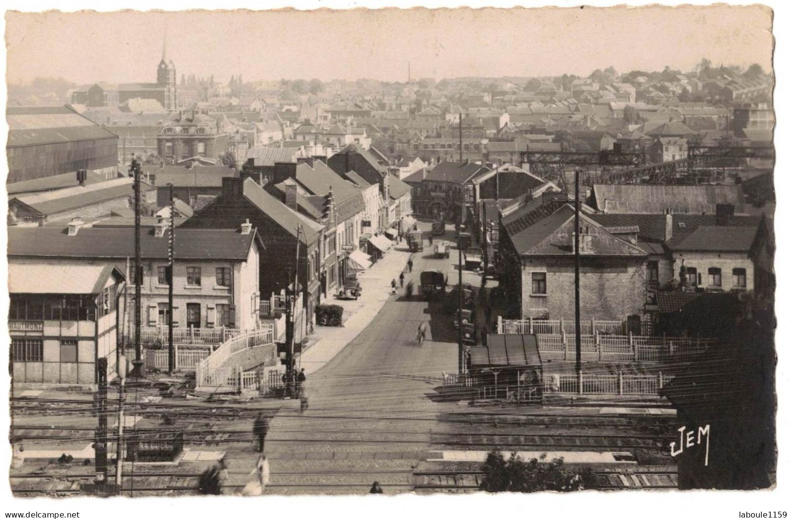 CHEMINS DE FER DU NORD GARE SANS TRAIN HAUTMONT : VUE PANORAMIQUE DU PASSAGE A NIVEAU - CIRCULEE DE HAUTMONT EN 1952 - Stations Without Trains