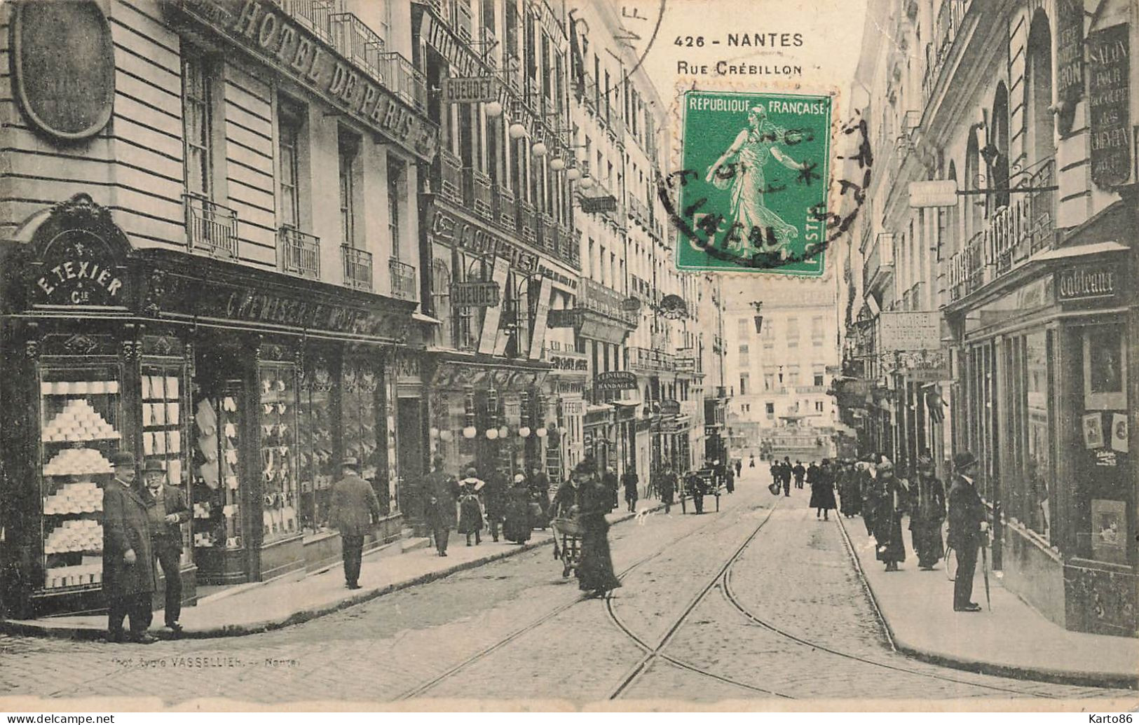 Nantes * La Rue Crébillon * Hôtel De Paris * Commerces Magasins - Nantes
