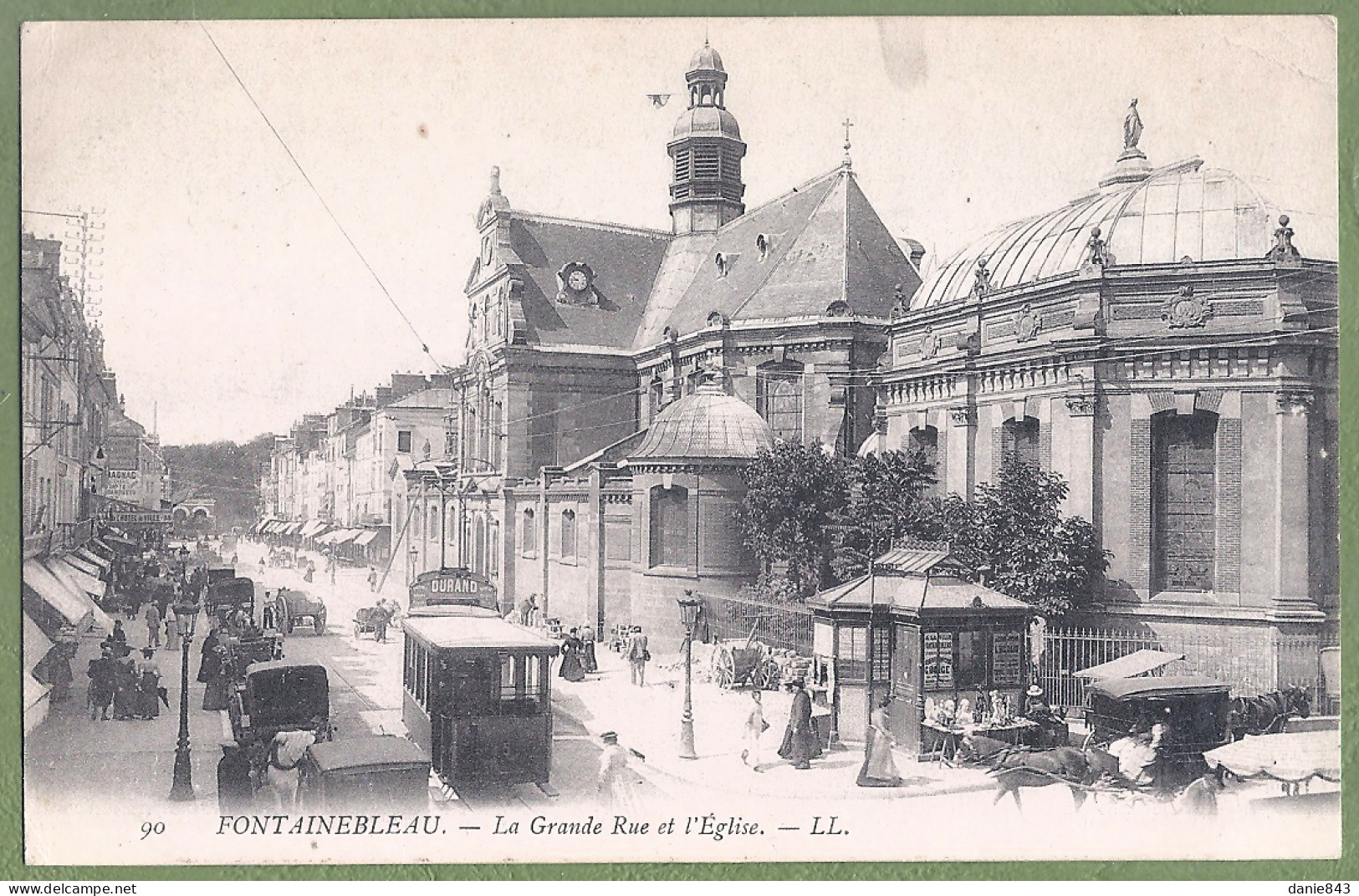 CPA  - SEINE ET MARNE - FONTAINEBLEAU - LA GRANDE RUE ET L'ÉGLISE - Animation, Auto, Attelage, Tramway - Fontainebleau