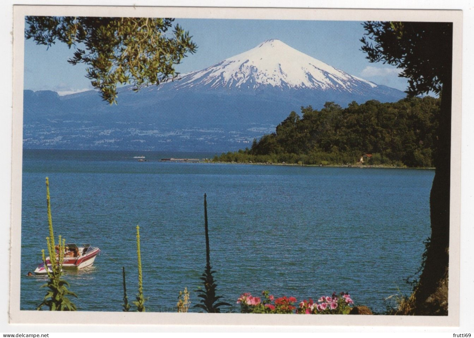 AK 214635 CHILE - Der Villarrica-See Und Der Gleichnamige , Stets Aktive Vulkan - Chile