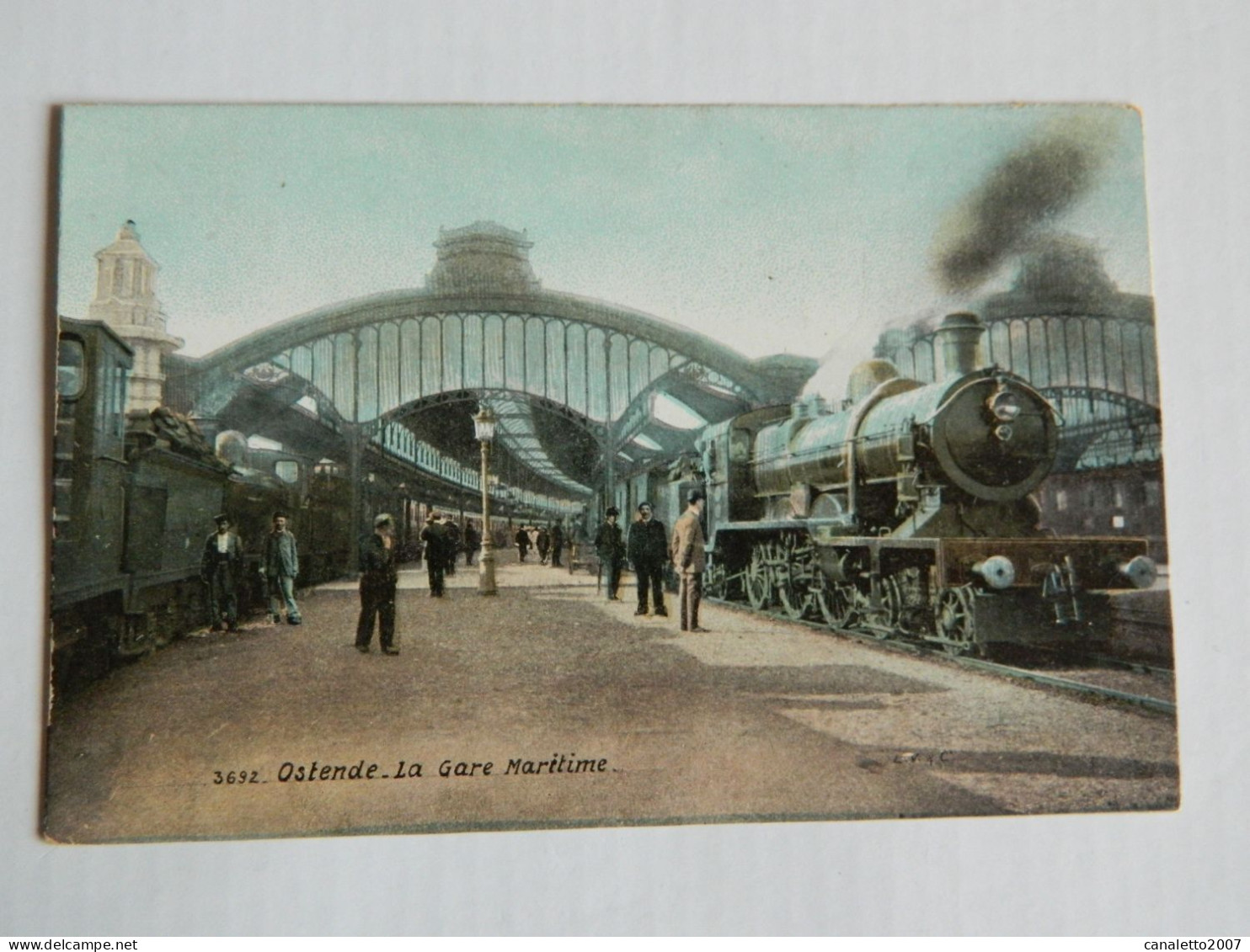 OSTENDE: LA GARE MARITIME INTERIEUR  AVEC LOCOMOTIVES ET TRES ANIMEE  COLORISEE - Oostende