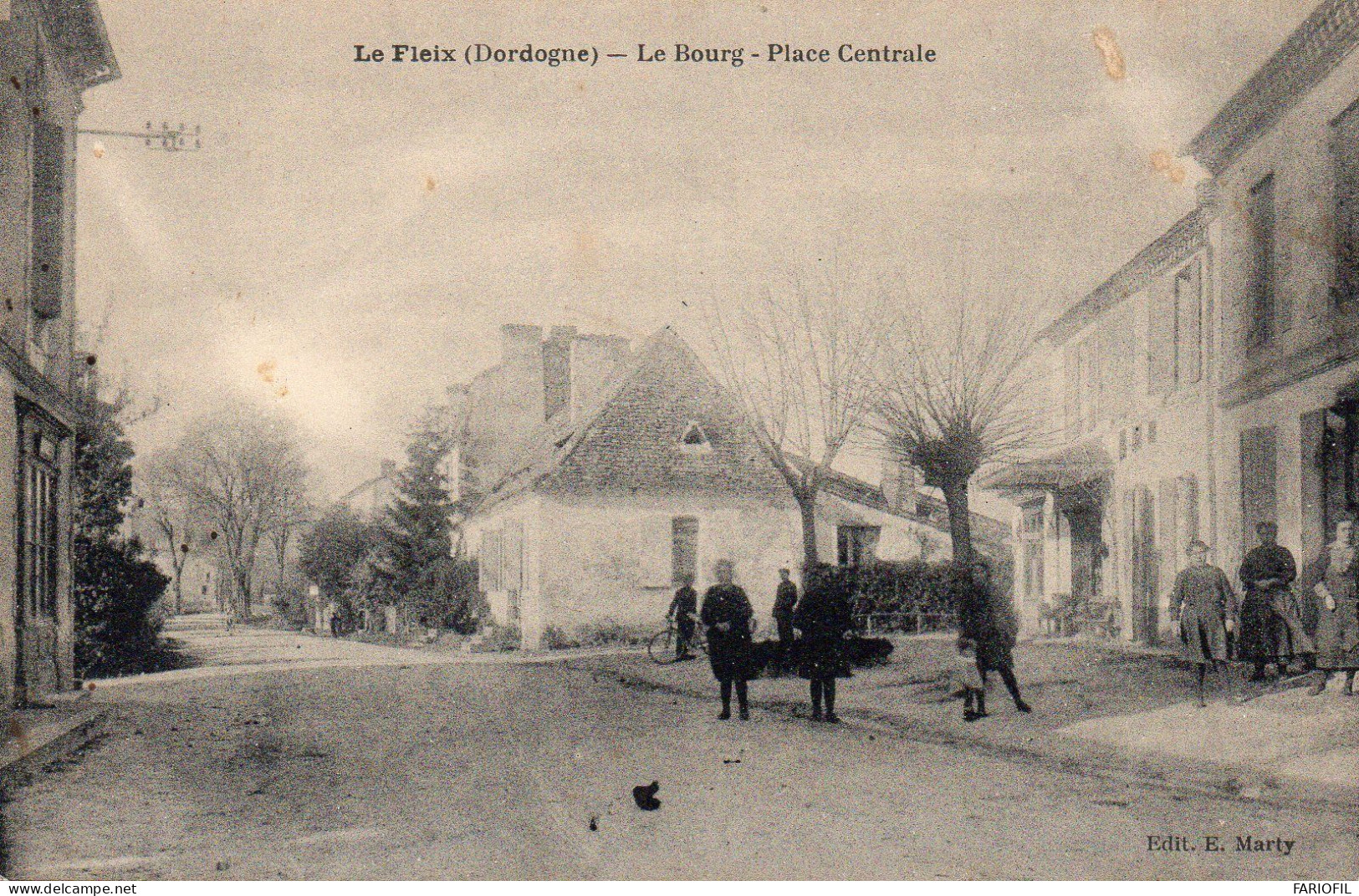 LE FLEIX - Le Bourg - Place Centrale . - Altri & Non Classificati