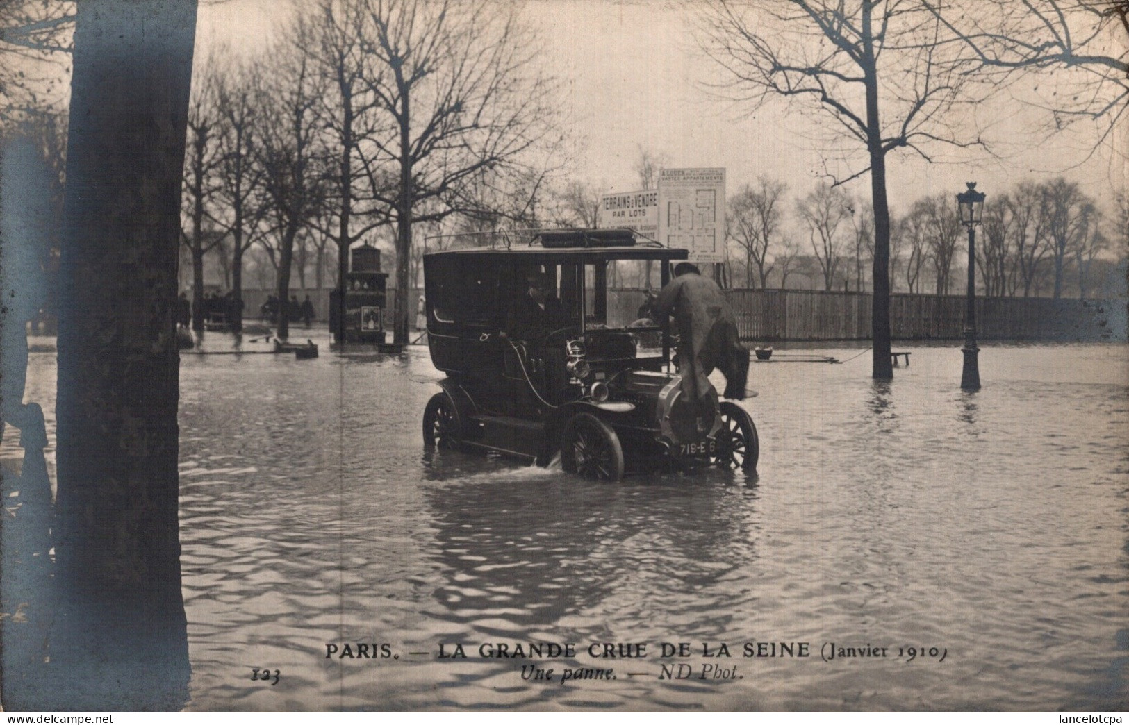 75 - PARIS LA GRANDE CRUE DE LA SEINE / UNE PANNE DE VOITURE - La Crecida Del Sena De 1910