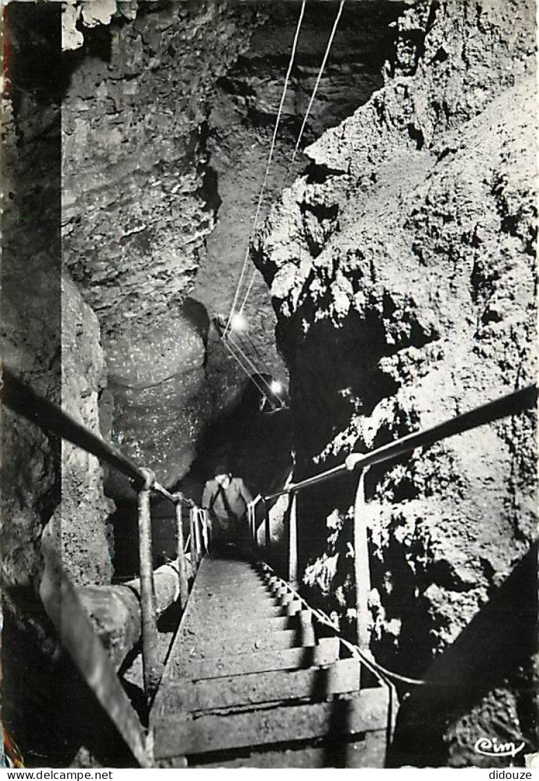 71 - Blanot Les Grottes - L'Escalier Dans Le Gouffre, Moins 60 M Au-dessous Du Niveau De I'Entrée - Animée - Mention Pho - Andere & Zonder Classificatie