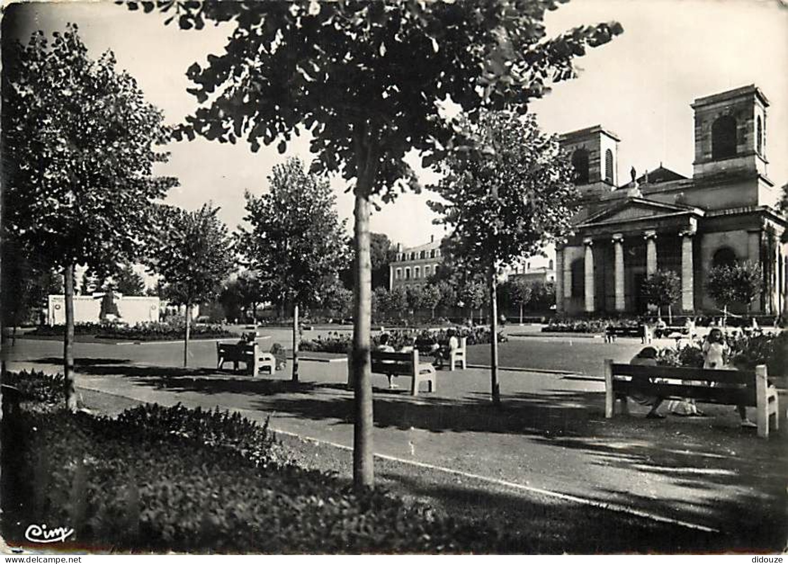 71 - Macon - Nouveaux Jardins Square De La Paix - Monument Aux Morts Et Eglise St Vincent - Animée - Mention Photographi - Macon