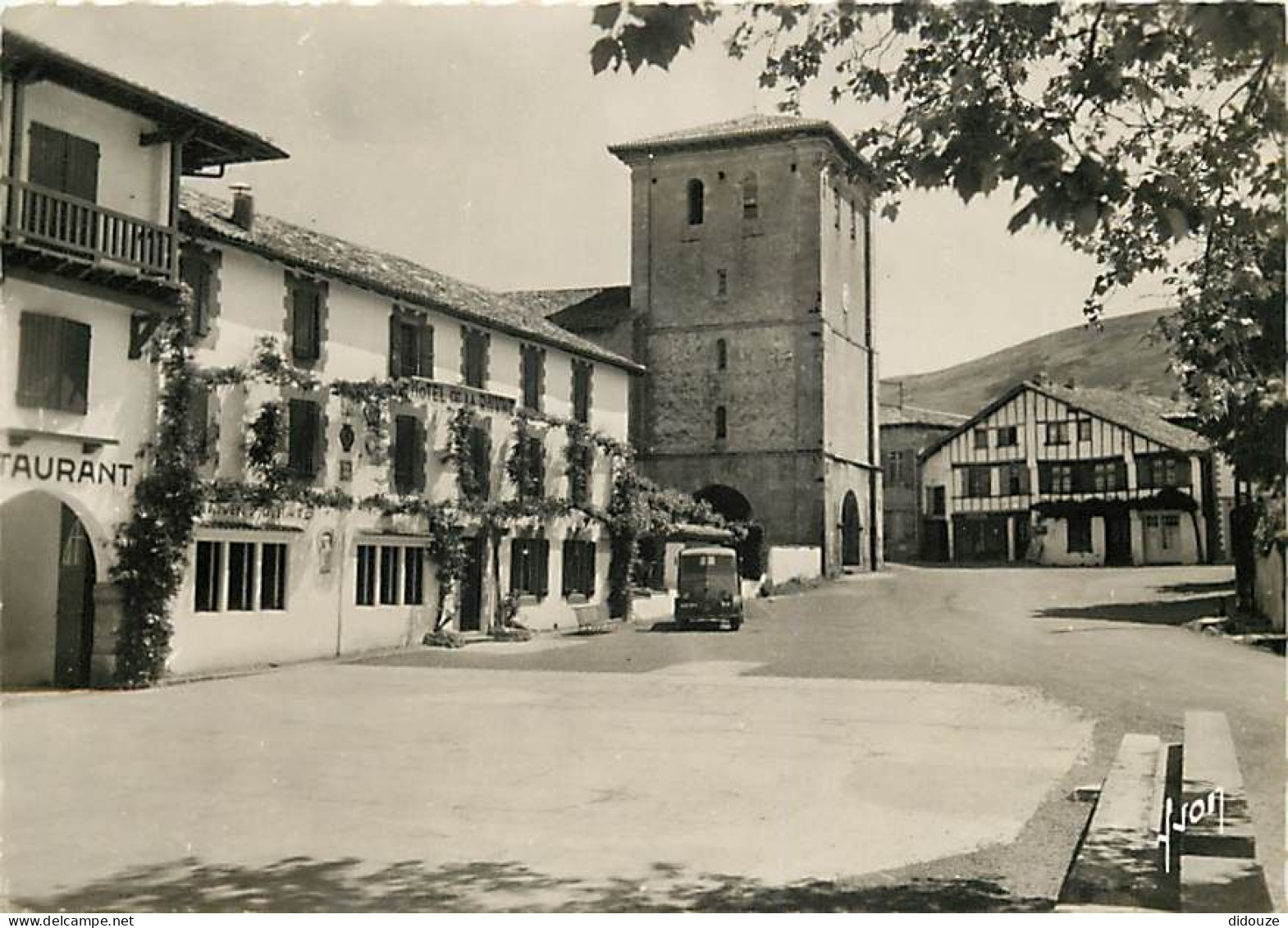 64 - Ascain - La Place. L'Église Et L'Hôtel De La Rhune Où Pierre Loti écrivit Ramuntcho - Automobiles - CPSM Grand Form - Ascain