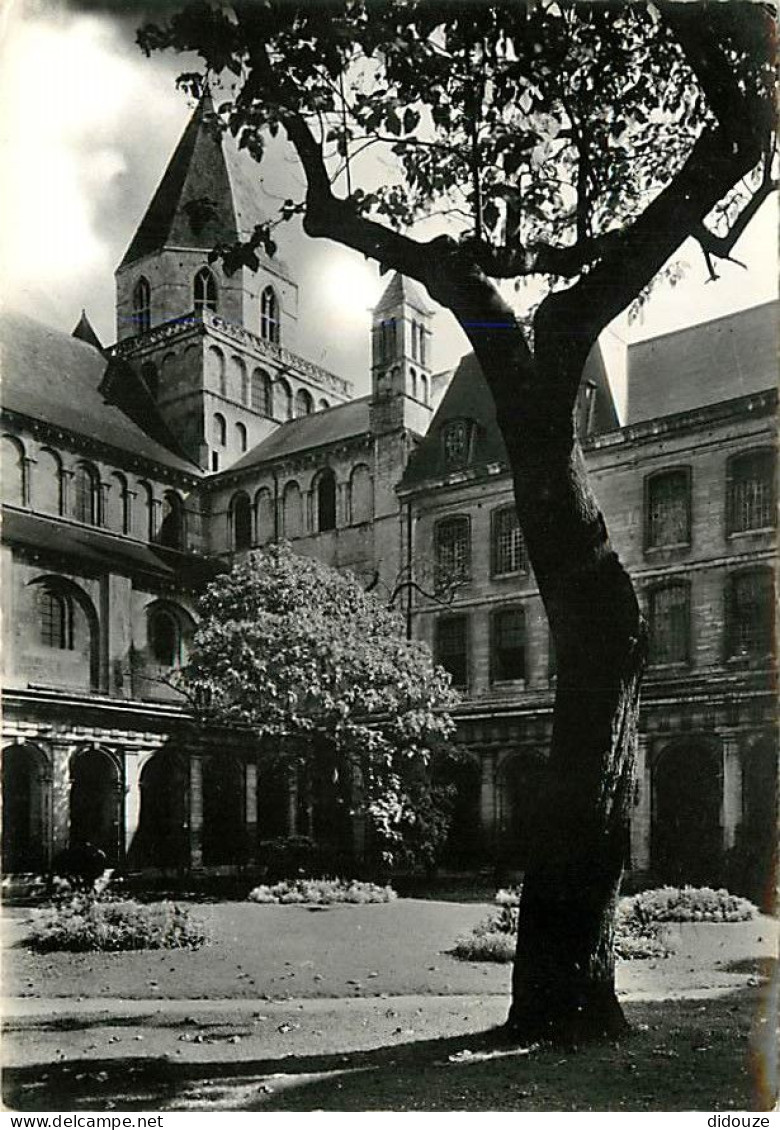 14 - Caen - Abbaye Aux Hommes - Eglise Saint Etienne - Cour Et Cloître - CPSM Grand Format - Carte Neuve - Voir Scans Re - Caen