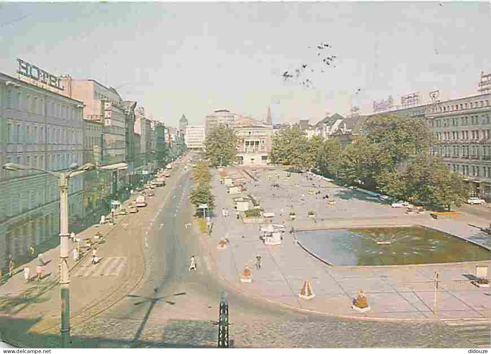 Pologne - Poznan - Plac Wolnosci - Automobiles - Voir Timbre De Pologne - Etat Pli Visible - CPM - Voir Scans Recto-Vers - Pologne