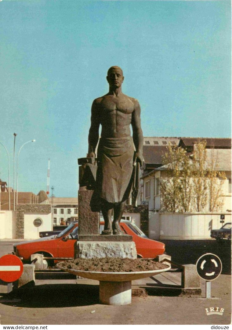 03 - Commentry - Le Forgeron - Monument - Automobiles - Renault 12 - CPM - Voir Scans Recto-Verso - Commentry