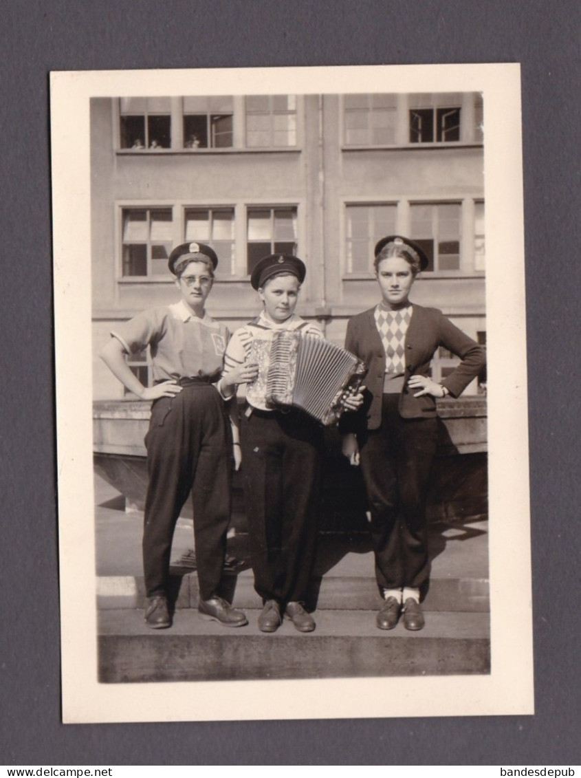 Photo Originale Vintage Snapshot Sarrebourg Carnaval 1953 Au Pensionnat Jeunes Filles Travestie Homme Marin Accordeon - Non Classés