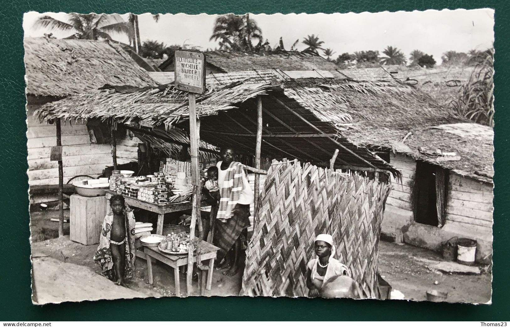 Douala, Petit Marchand Dans Le Village Indigene, Lib "Au Messager", N° 1548 - Kameroen