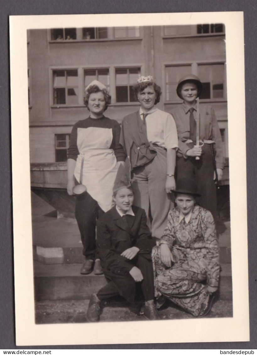 Photo Originale Vintage Snapshot Sarrebourg Carnaval 1953 Au Pensionnat Jeunes Filles Travestie Homme Deguisement - Zonder Classificatie