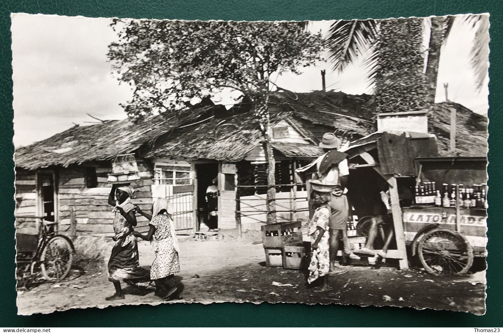 Douala, Cases Du Village Indigene, Lib "Au Messager", N° 1552 - Kameroen