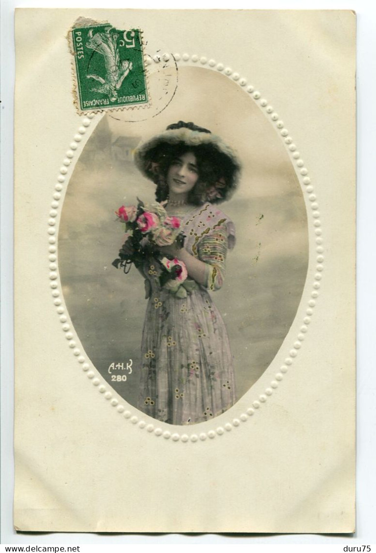 Jolie CPA Fantaisie 1911 - Belle Jeune Femme Avec Chapeau Bouquet Fleurs Dans Médaillon Ovale à Rang De Perles Gaufré - Mujeres