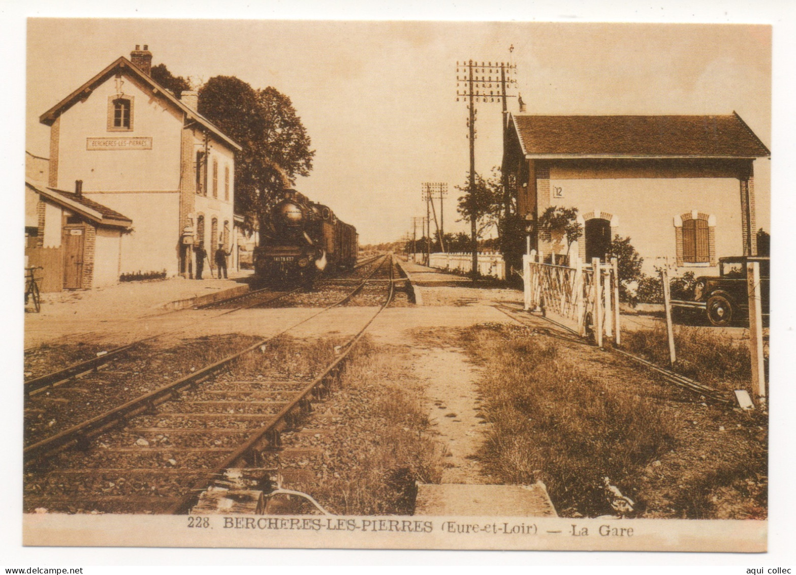 BERCHERES LES PIERRES (28) TRAIN ASSURÉ PAR LA LOCO 141TB 637 EN GARE ( REPRODUCTION D'UNE CARTE POSTALE ANCIENNE ) - Trains