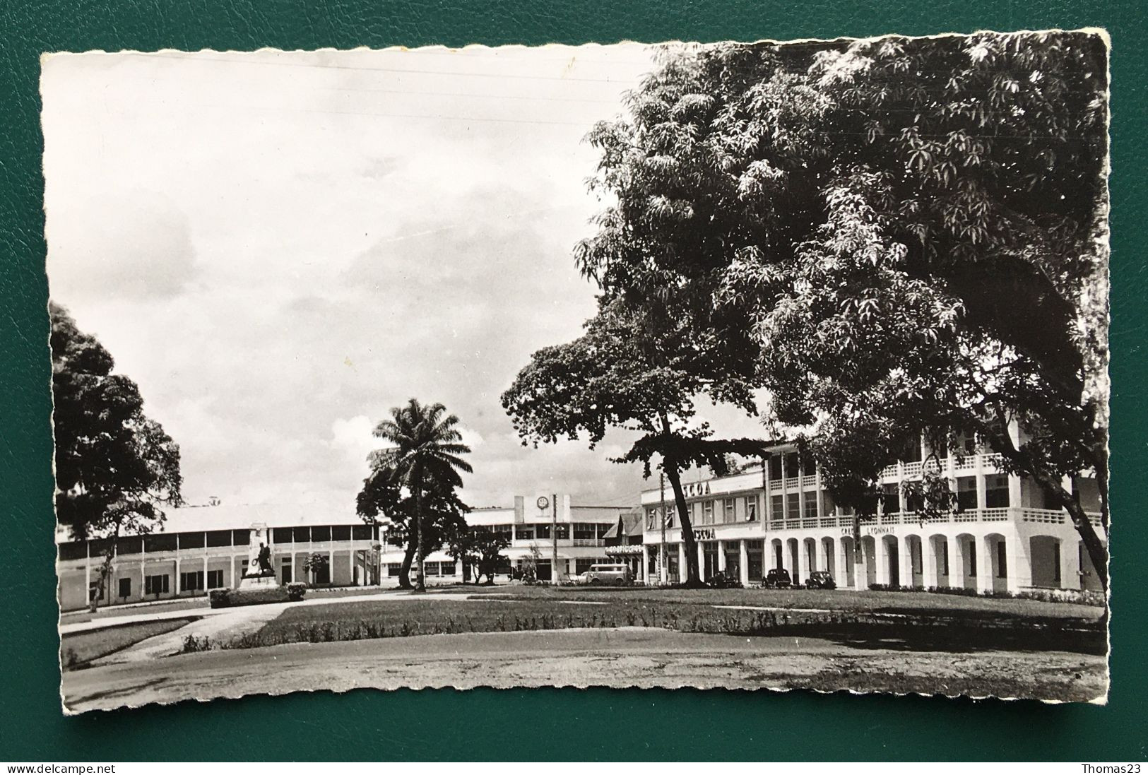 Douala, Place Leclerc, Lib "Au Messager", N° 1567 - Camerún